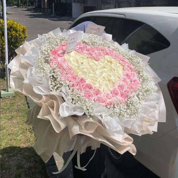 Giant Love view 3