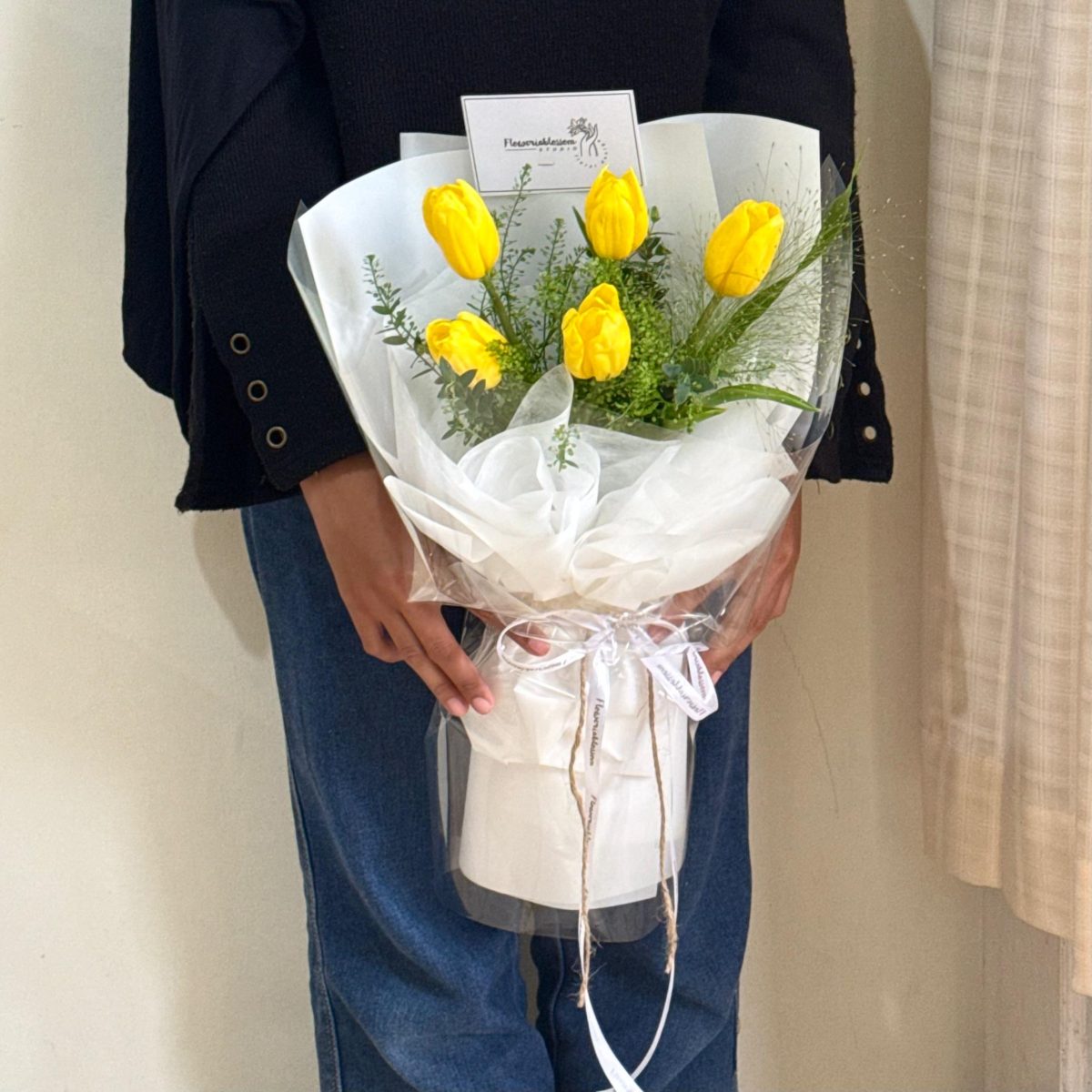 5 stems of tulip (with filler) view 5