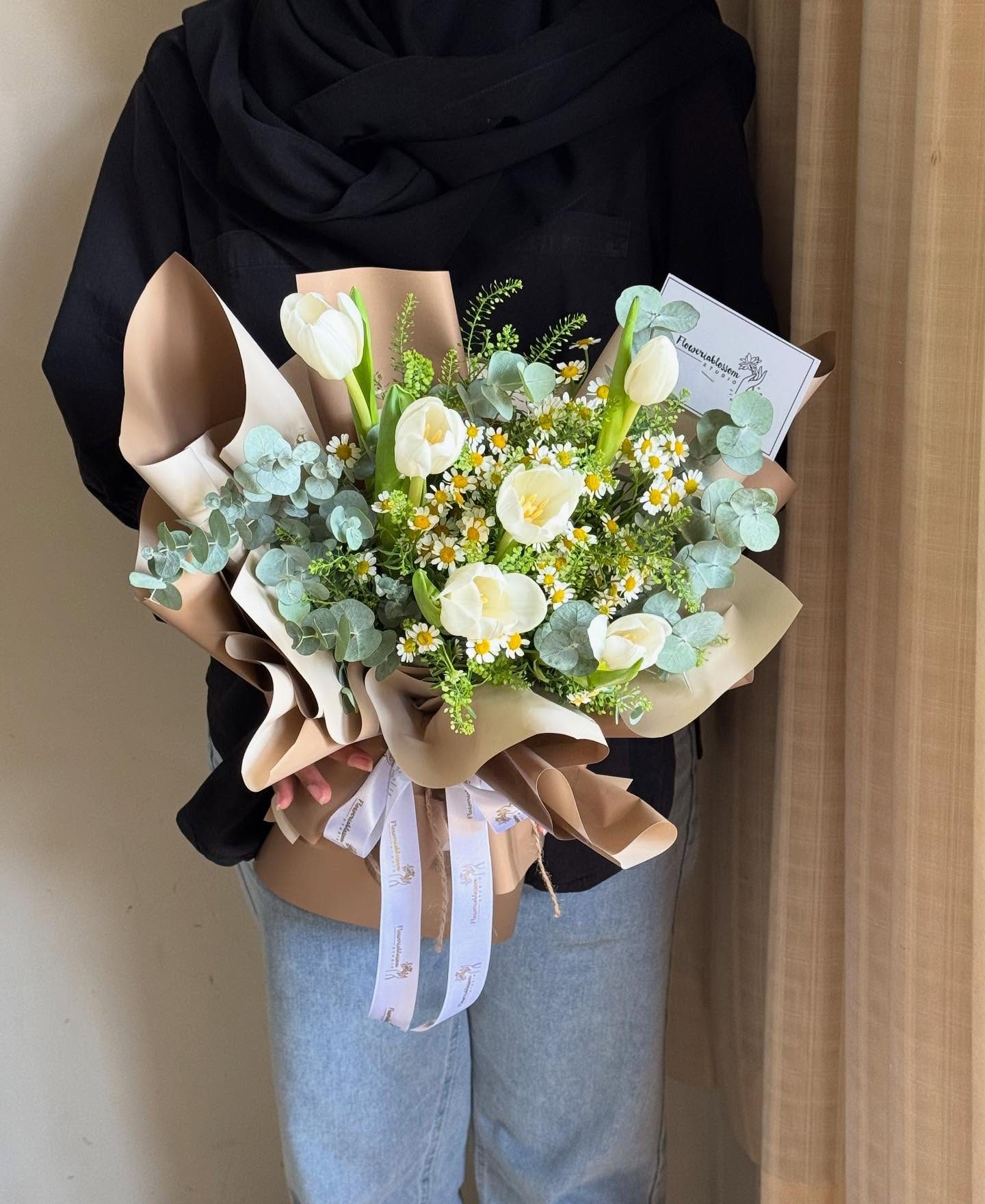 7 Stem of Tulip with Chamomile bouquet