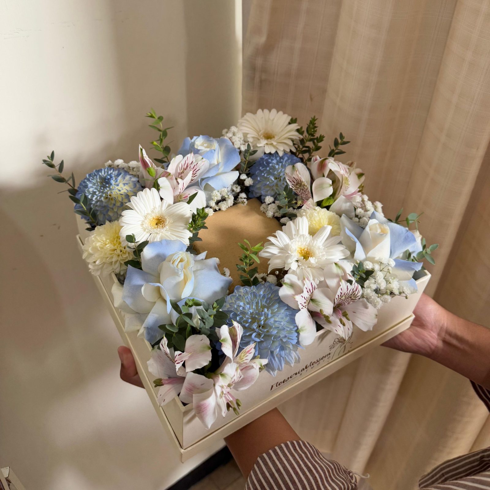 Blue moon - Giftbox with flower arrangement bouquet