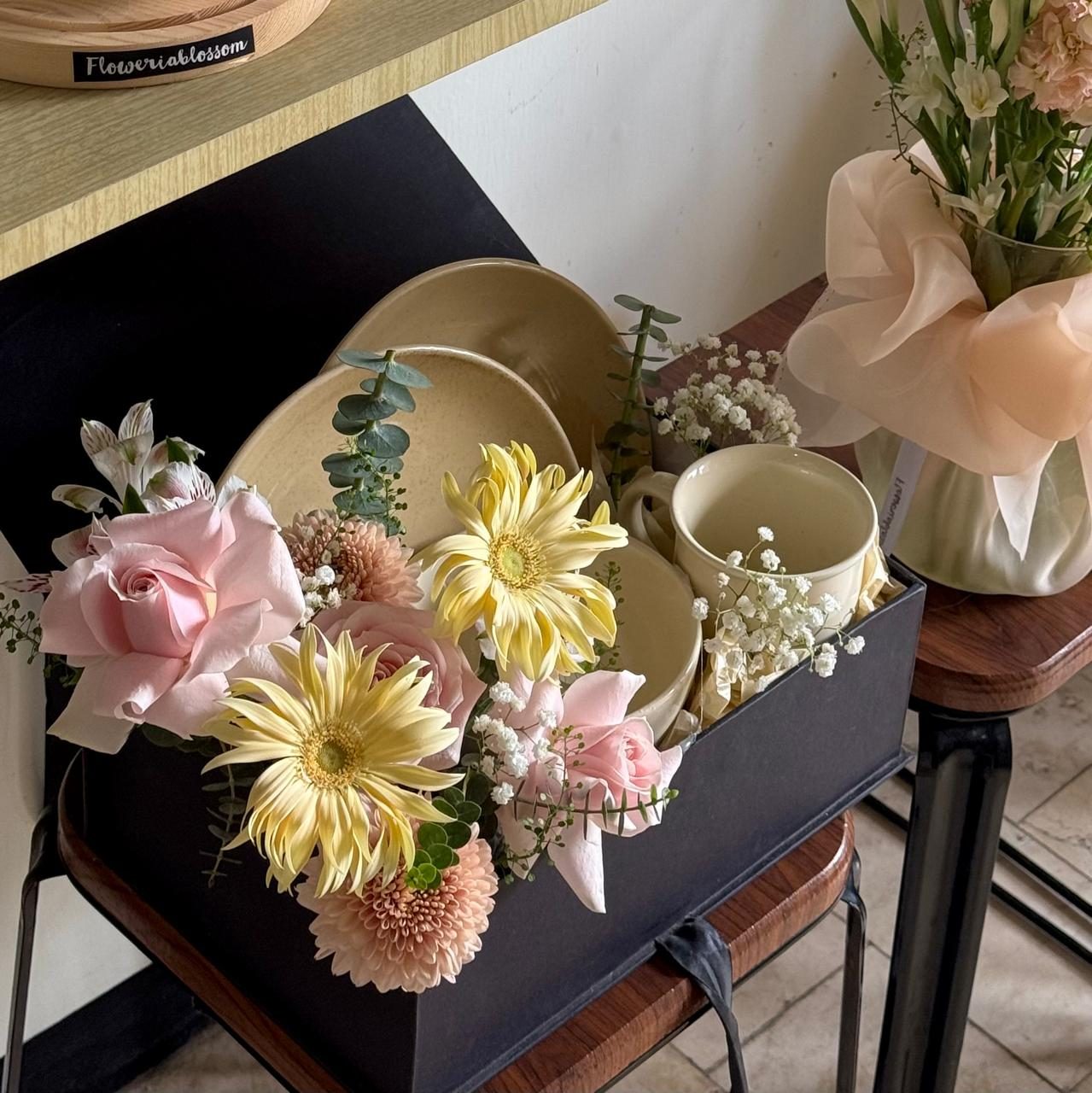Kirana - Ceramic Hampers bouquet