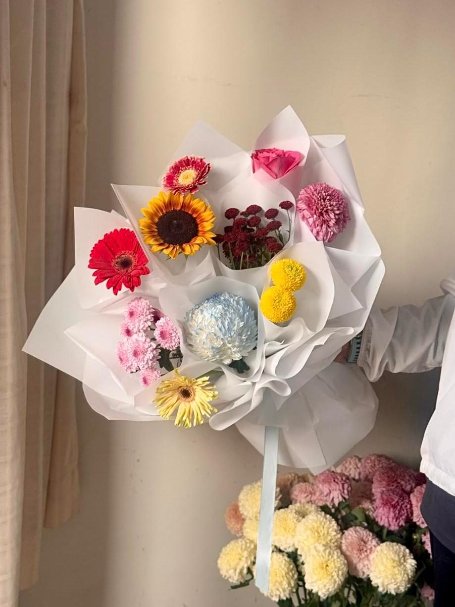 Omakase 10 stem of flowers bouquet
