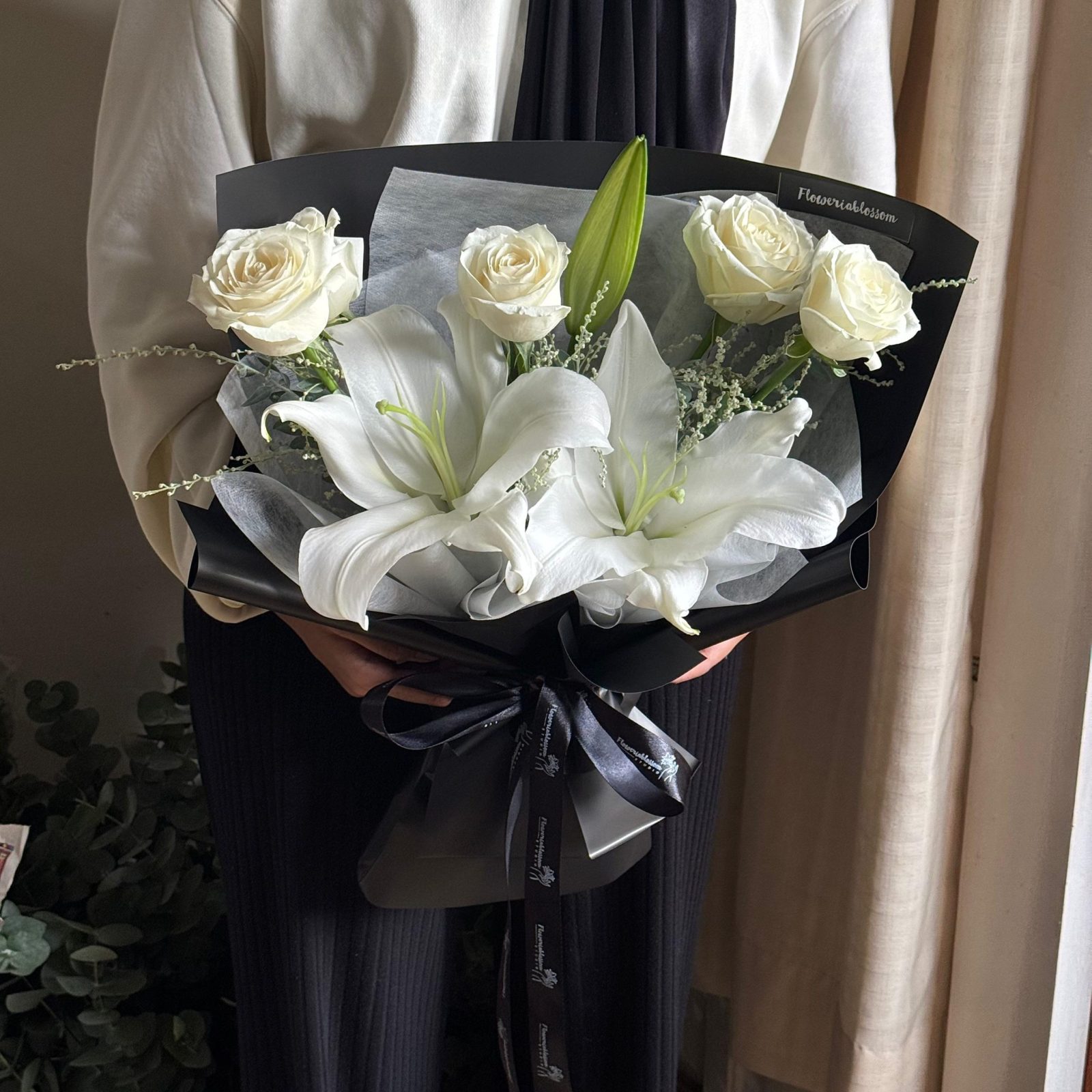 Single Lily and roses bouquet