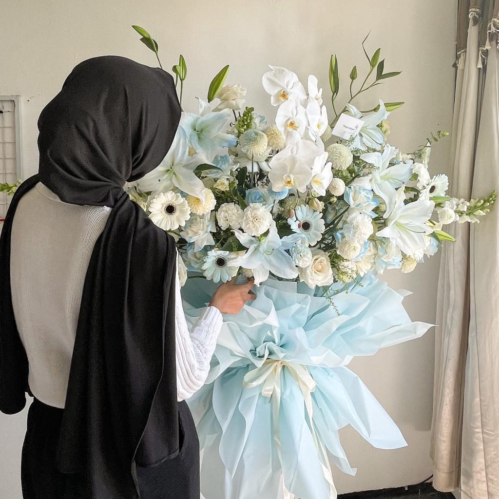 Standing Flower Type C (Lily & Orchid) bouquet